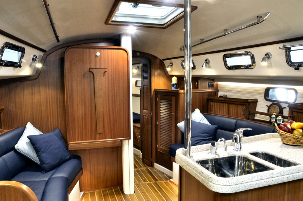 blue_jacket_40_yacht_main_saloon