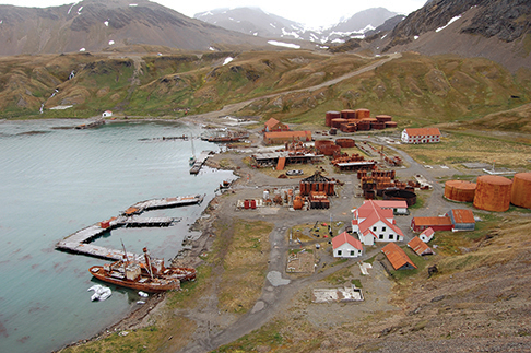 Kiwi Roa docked at Grytviken. Most buildings are from the old base; the maintained ones are used by KEP staff.