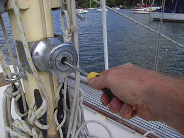 Remove the inner screw to free the drum with a caged winch.